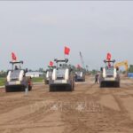 Các nhà thầu thi công trên đoạn cao tốc Cần Thơ - Cà Mau. Ảnh: TTXVN