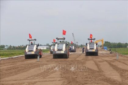 Các nhà thầu thi công trên đoạn cao tốc Cần Thơ - Cà Mau. Ảnh: TTXVN